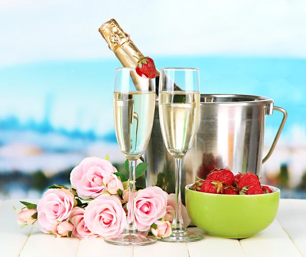 Natura morta romantica con champagne, fragole e rose rosa, su sfondo luminoso — Foto Stock