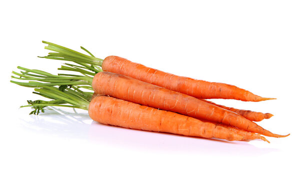 Морковь, изолированная на белом
