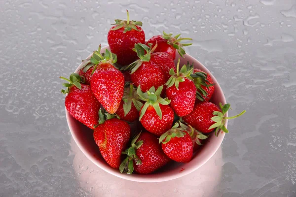 Strawberries in bowl on metal background — Stock Photo, Image