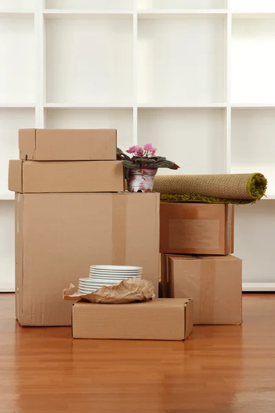 Cajas móviles en habitación vacía — Foto de Stock