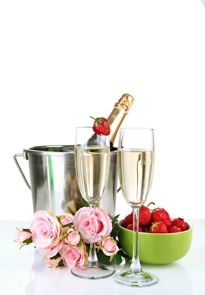 Romantické Zátiší s šampaňským, jahodový a růžové růže, izolované na bílém — Stock fotografie