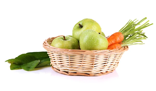 Saftige grüne Äpfel und Karotten mit Blättern im Korb, isoliert auf weiß — Stockfoto