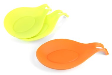 parlak beyaz üzerinde izole kaşık standları