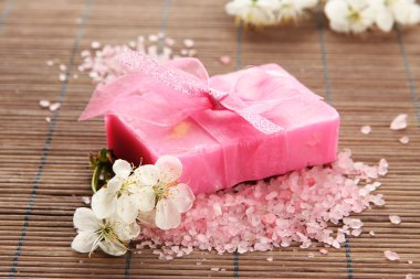 Bambu hasır üzerinde doğal el yapımı Sabun