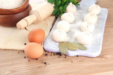 çiğ köfte, malzemeler ve hamur, ahşap tablo