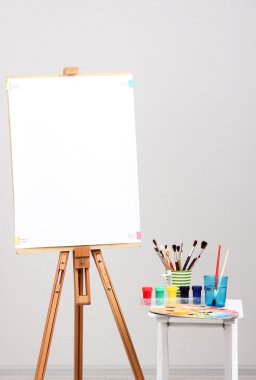 temiz kağıdı ve odada sanat malzemeleri ahşap şövale