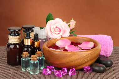 kahverengi zemin üzerine aroma yağları ile Spa kompozisyon