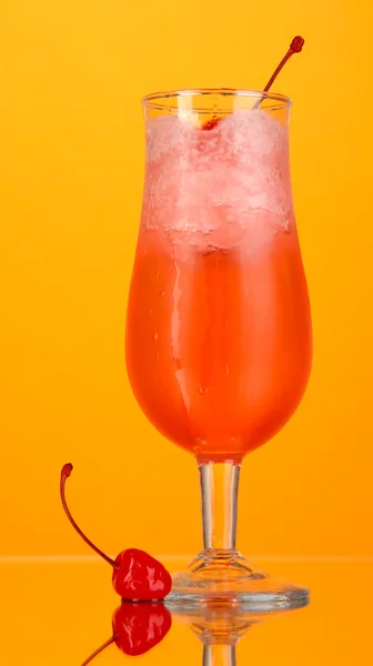 Cocktail di ciliegie con ghiaccio su sfondo arancione — Foto Stock