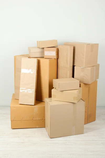 Cajas de cartón diferentes en la habitación — Foto de Stock