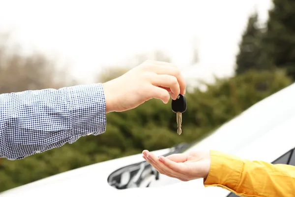 Жінка і чоловік руки з ключем автомобіля, крупним планом — стокове фото
