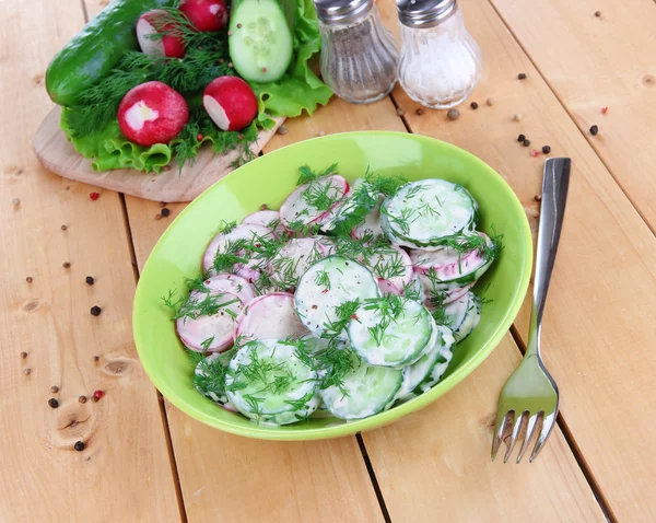 Salada de vegetais de vitamina em tigela em mesa de madeira close-up — Fotografia de Stock