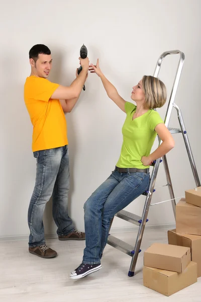 Jovem casal se movendo em nova casa — Fotografia de Stock