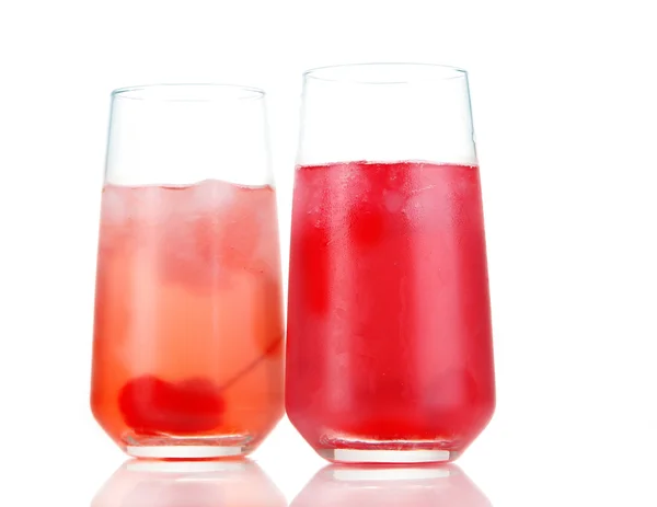 Deux cocktails cerise avec glace isolée sur blanc — Photo