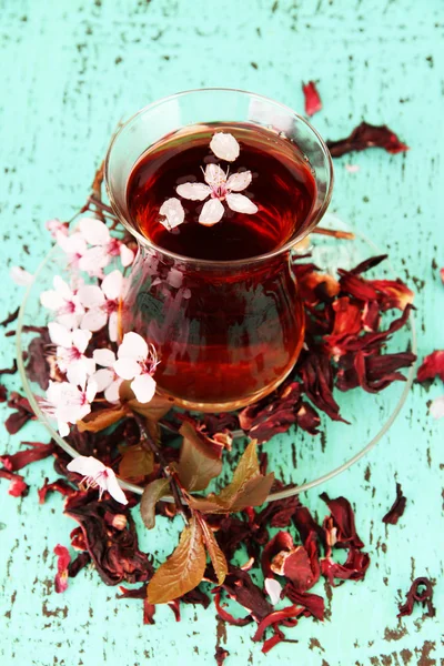 Bylinný čaj ve sklenici, na barevné dřevěné pozadí — Stock fotografie