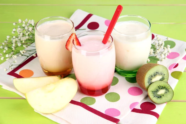 Délicieux yaourts aux fruits dans des verres sur table en bois close-up — Photo