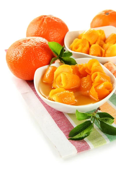 Engarrafamento de laranja com raspas e tangerinas, isolado sobre branco — Fotografia de Stock
