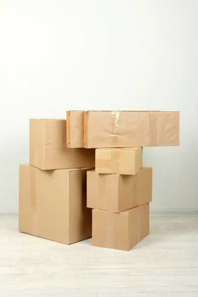 Different cardboard boxes in room — Stock Photo, Image