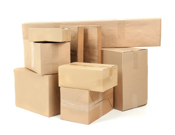 Verschillende kartonnen dozen geïsoleerd op wit — Stockfoto