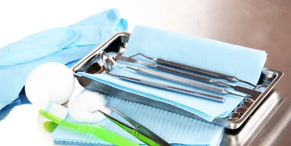 Ferramentas de dentista em close-up mesa cinza — Fotografia de Stock