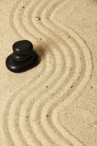 Giardino zen con sabbia rastrellata e pietre rotonde da vicino — Foto Stock