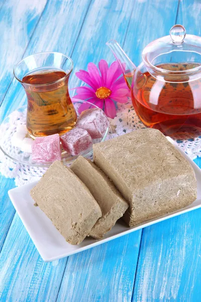 Halva saborosa com chá na mesa — Fotografia de Stock