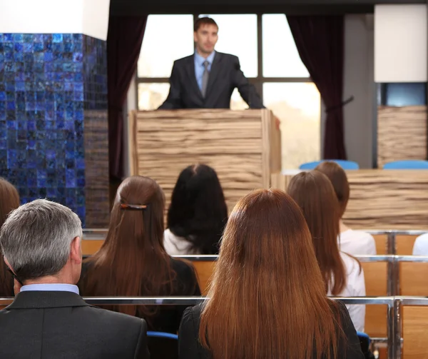 Un homme d'affaires prononce un discours dans une salle de conférence — Photo