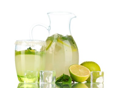 limonade in werper en glas geïsoleerd op wit