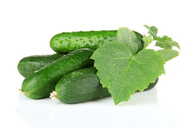 beyaz izole lezzetli yeşil salatalık