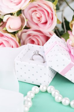 Yüzük ahşap zemin