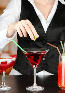 Barmen eline cam parlak zemin üzerine dökerek kokteyl shaker ile