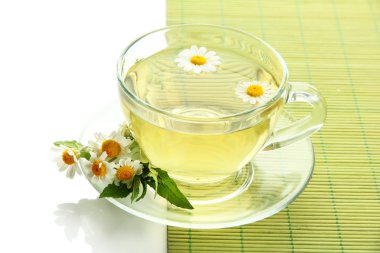 yabani camomiles ve nane, bitkisel çay beyaz izole