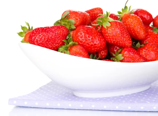 Fresa fresca en un tazón aislado en blanco —  Fotos de Stock