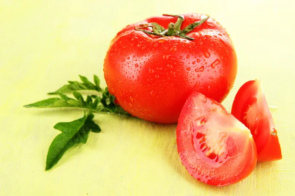 Tomate fresco sobre fondo de madera de color —  Fotos de Stock