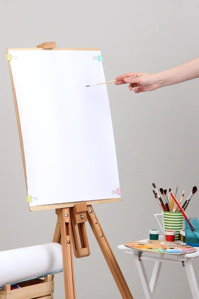 Kreslení malování libového bílého listu v místnosti — Stock fotografie