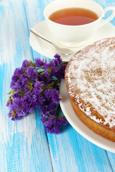 Delicioso pastel de semillas de amapola con taza de té en primer plano de la mesa — Foto de Stock