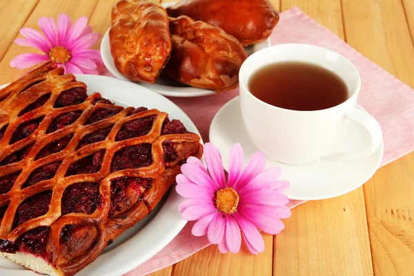 Torta de cereja com chá na mesa close-up — Fotografia de Stock