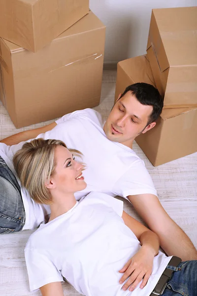 Young couple moving in new house — Stock Photo, Image