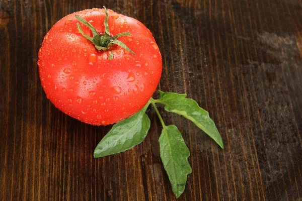 Ahşap zemin üzerinde taze domates — Stok fotoğraf