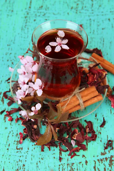 Kruiden thee in glas cup, op een houten achtergrond kleur — Stockfoto