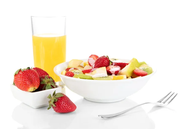 新鮮な果物とボウルに白で隔離されるベリーの有用なフルーツ サラダ — ストック写真