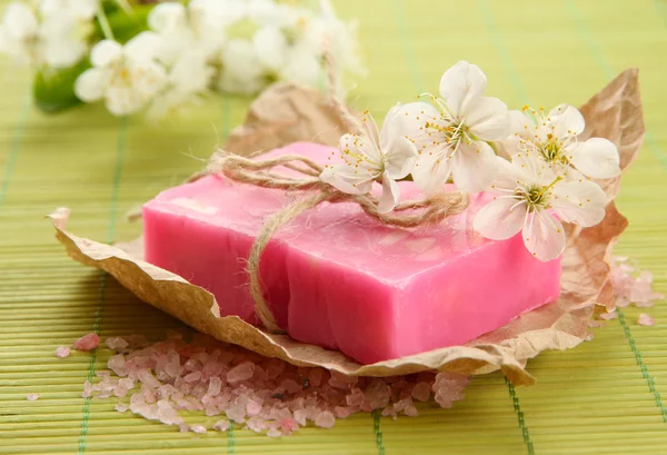 Sapone fatto a mano naturale su tappetino di bambù — Foto Stock