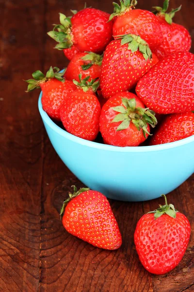 Fresh strawberry in bowl on wooden background — Stock Photo, Image