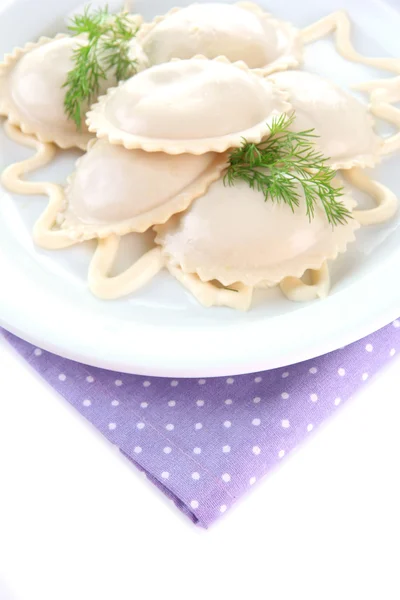 Sabrosas albóndigas en plato, aisladas en blanco — Foto de Stock