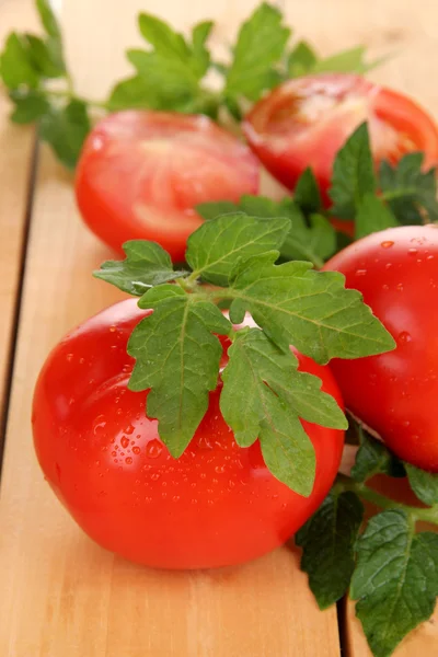 Świeże pomidory na drewniany stół szczegół — Zdjęcie stockowe