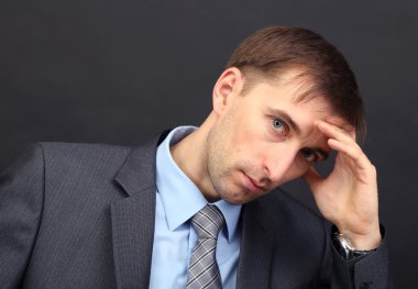 genç işadamı ton siyah arka plan