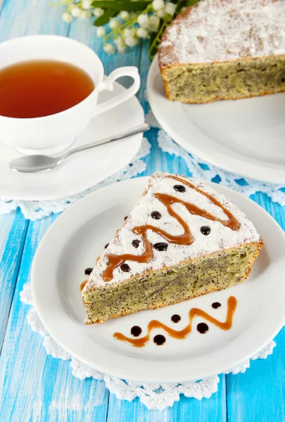 Delicioso pastel de semillas de amapola con taza de té en primer plano de la mesa — Foto de Stock