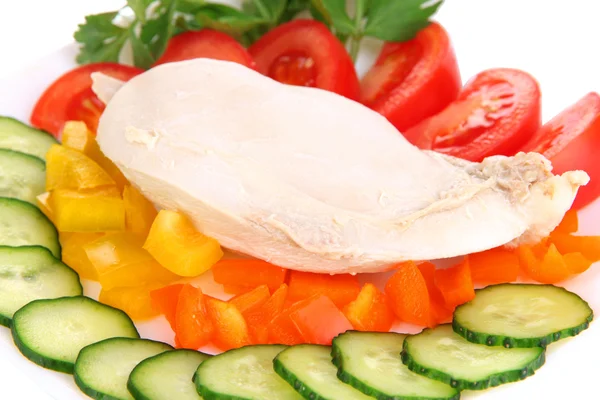Kokt kycklingbröst på tallrik med grönsaker på nära håll — Stockfoto