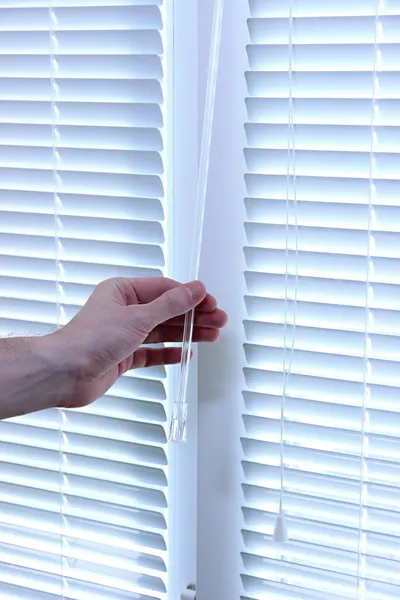 Someone opens blinds — Stock Photo, Image