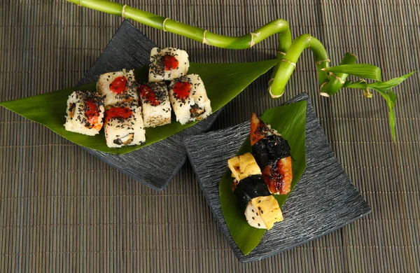 Pyszne maki sushi - rolki na tabliczce na maty — Zdjęcie stockowe