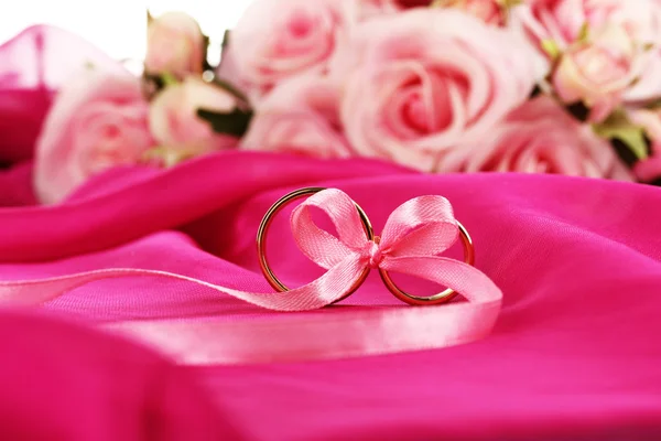 Wedding rings tied with ribbon — Stock Photo, Image